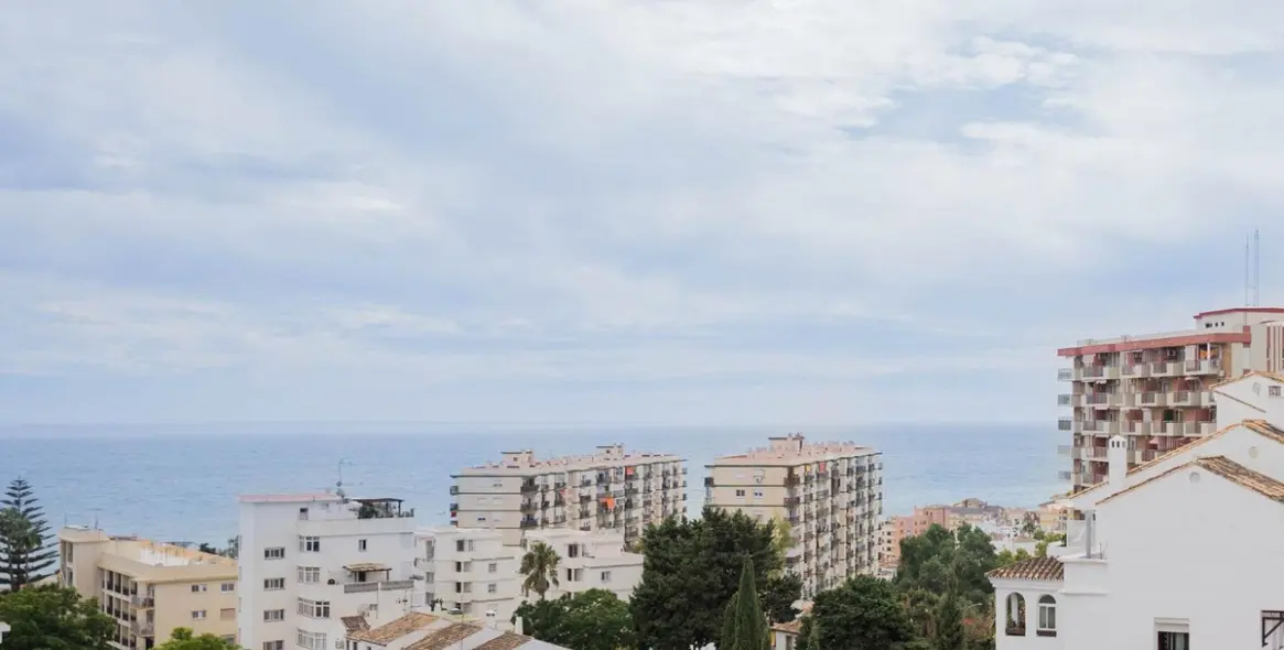 Sale of middle floor apartment in Benalmadena Costa 2