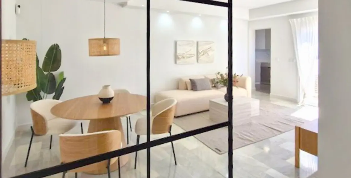 Venta de apartamento en planta media en Estepona 1
