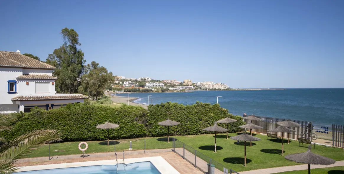 Venta de apartamento en planta media en Estepona 2