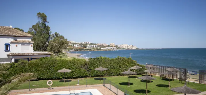 Venta de apartamento en planta media en Estepona 1