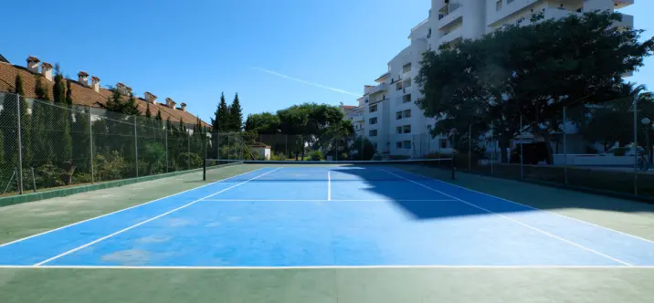 Venta de apartamento en planta media en Estepona 2