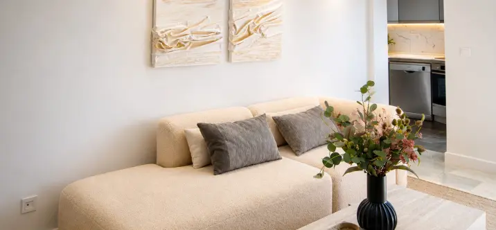 Venta de apartamento en planta media en Estepona 4
