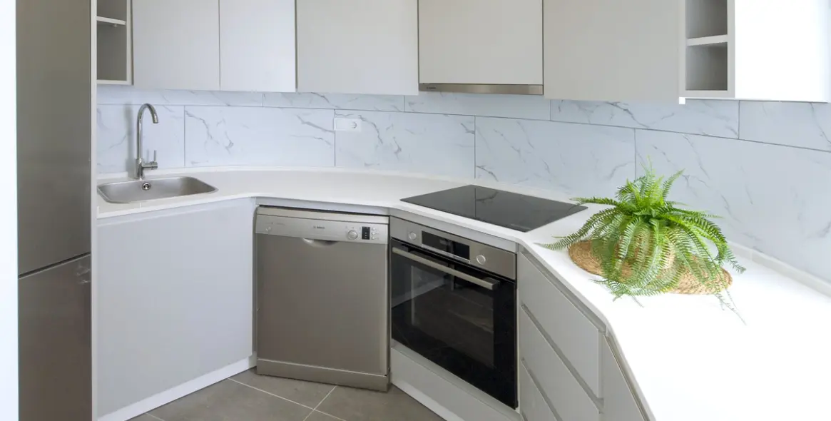 Venta de apartamento en planta media en Estepona 10