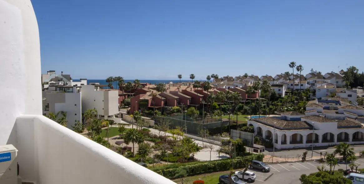 Venta de apartamento en planta media en Estepona 16