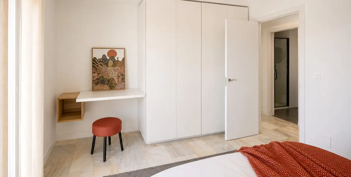 Venta de apartamento en planta media en Estepona 35