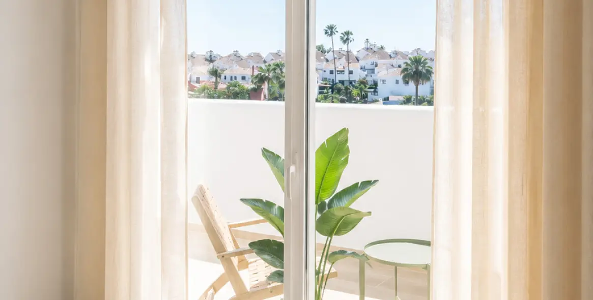 Venta de apartamento en planta media en Estepona 39