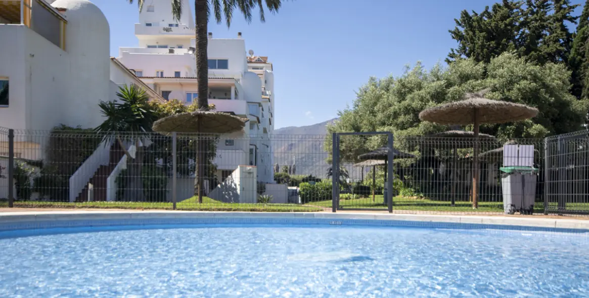 Venta de apartamento en planta media en Estepona 42
