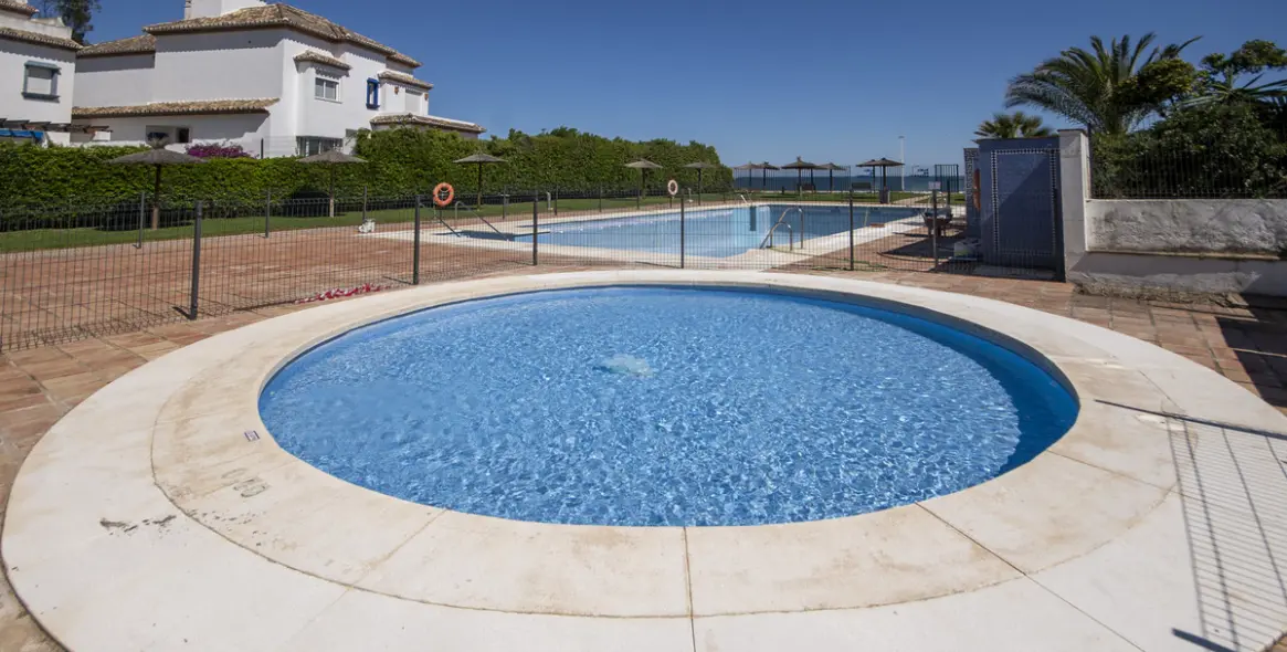 Venta de apartamento en planta media en Estepona 45