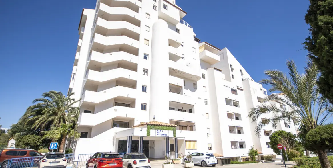 Venta de apartamento en planta media en Estepona 53