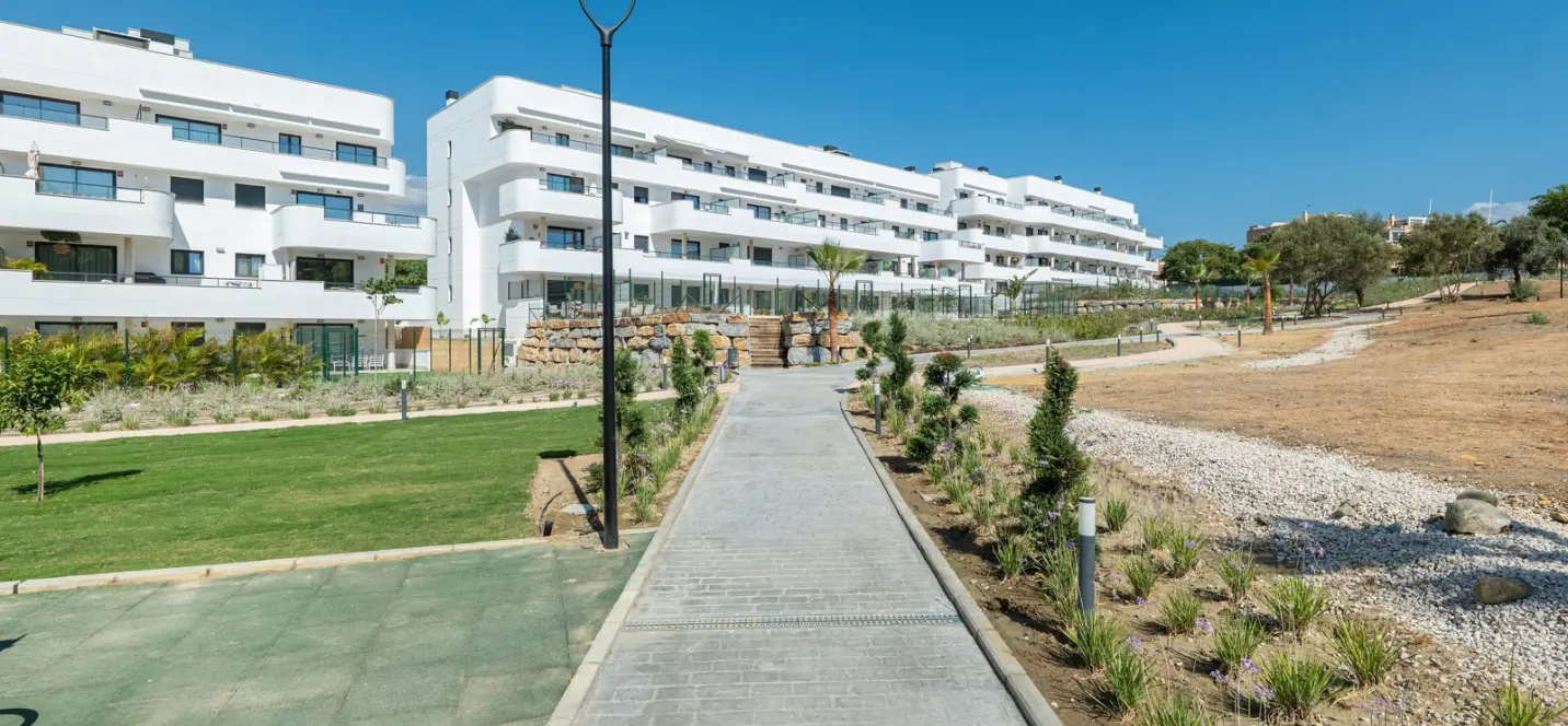 Продажа апартаментов на первом этаже в Estepona 0