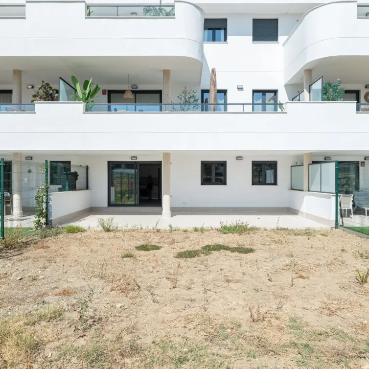 Продажа апартаментов на первом этаже в Estepona