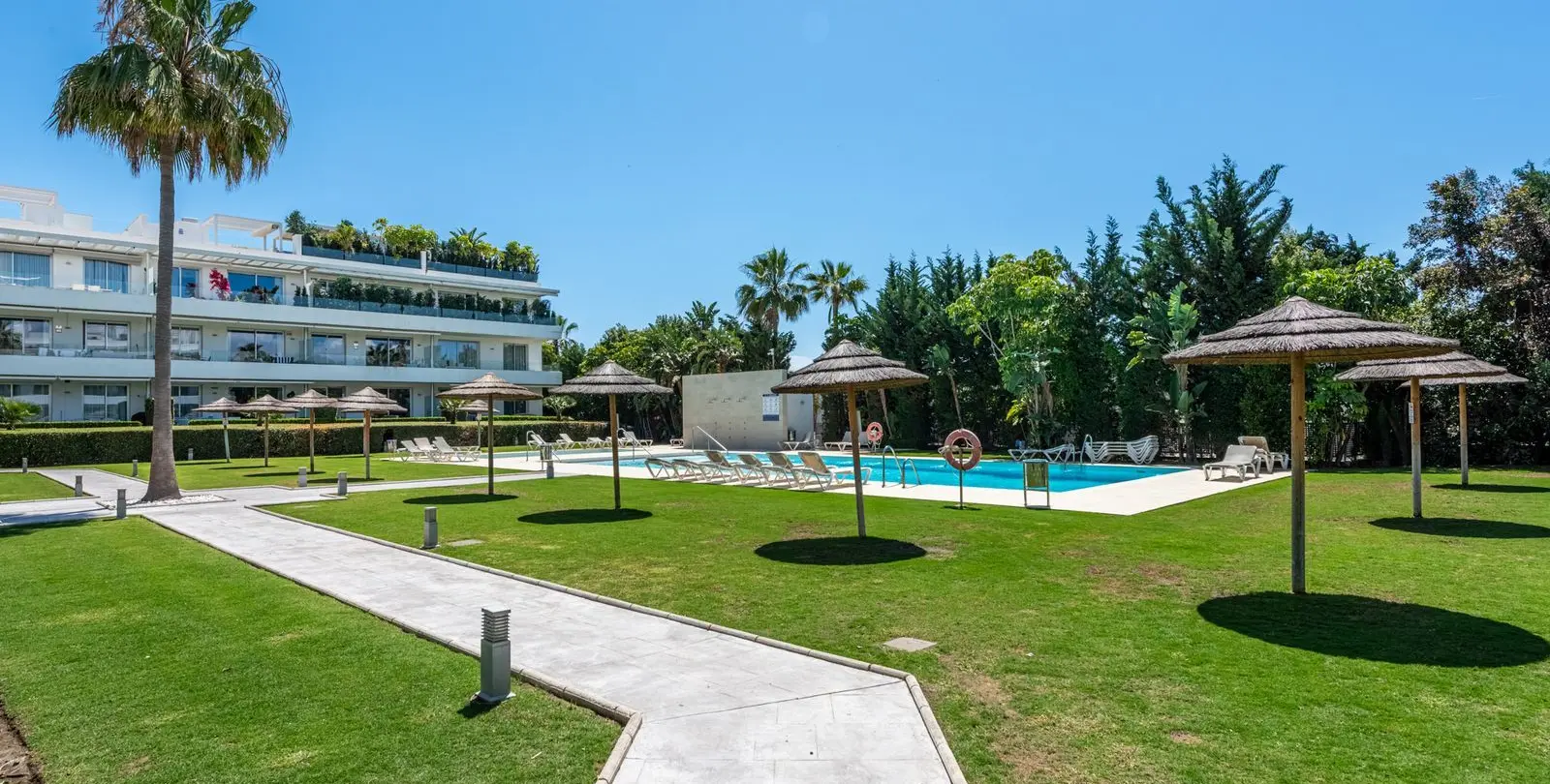 Продажа апартаментов на первом этаже в Bel Air 20
