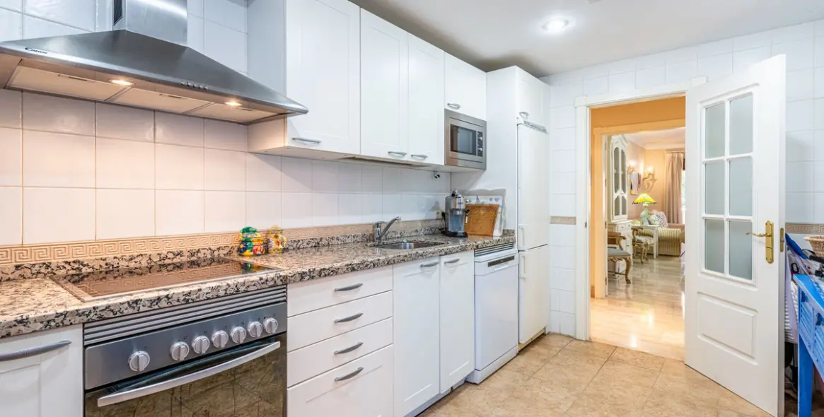 Sale of ground floor apartment in Guadalmina Baja 18