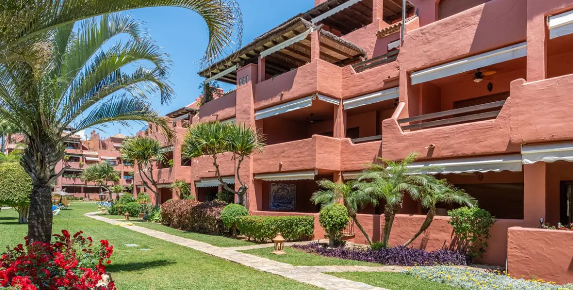 Sale of ground floor apartment in Guadalmina Baja 21
