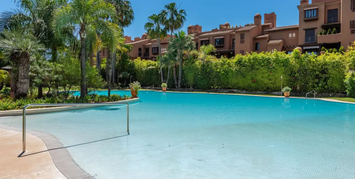 Sale of ground floor apartment in Guadalmina Baja 24