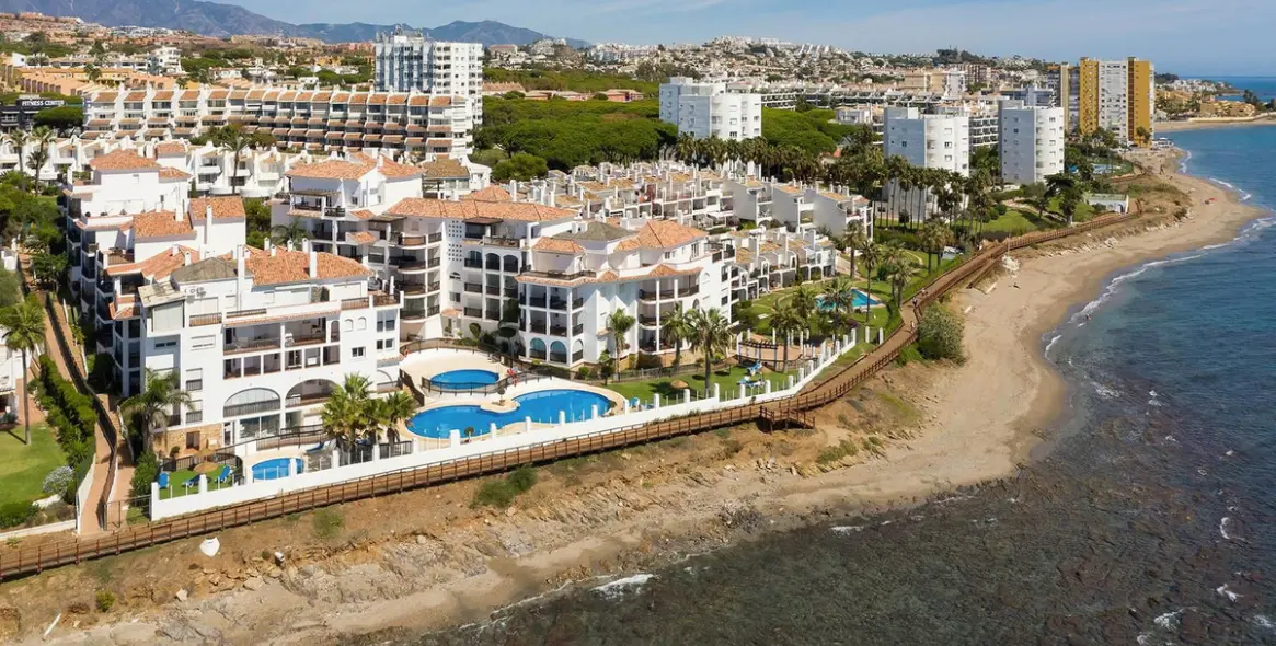 Sale of middle floor apartment in Calahonda 1