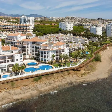 Sale of middle floor apartment in Calahonda