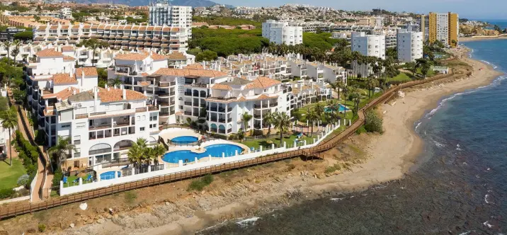 Sale of middle floor apartment in Calahonda 0