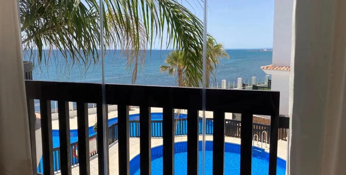 Sale of middle floor apartment in Calahonda 2