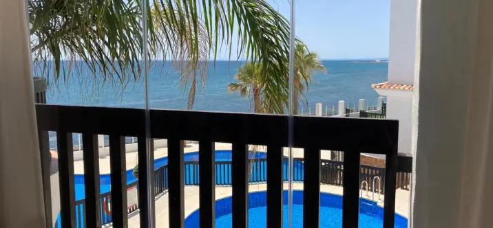 Sale of middle floor apartment in Calahonda 1