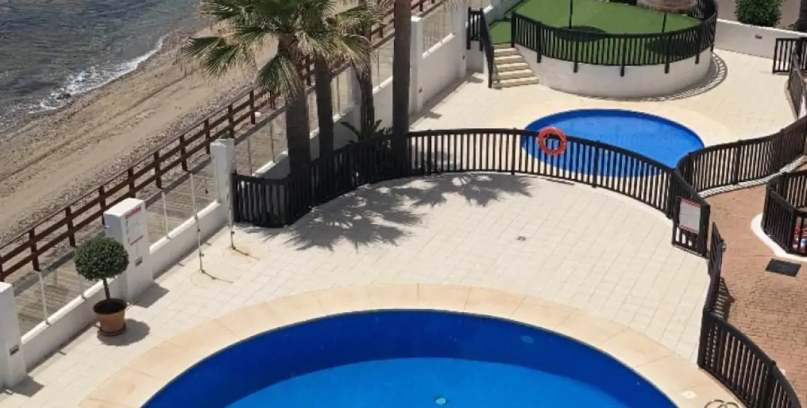 Sale of middle floor apartment in Calahonda 3