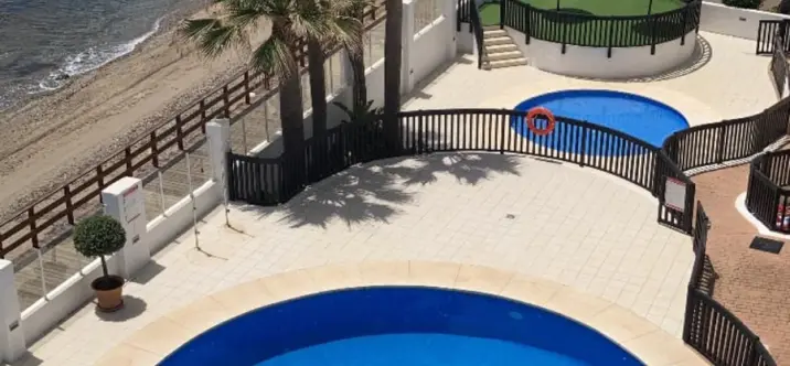 Sale of middle floor apartment in Calahonda 2