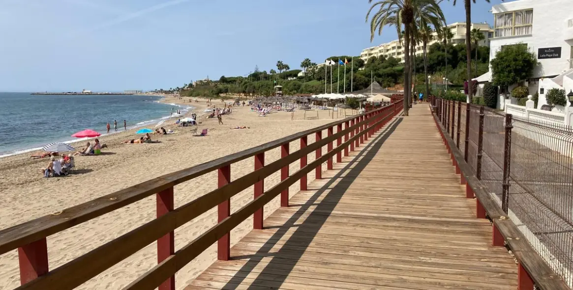 Sale of middle floor apartment in Calahonda 4