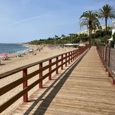 Sale of middle floor apartment in Calahonda