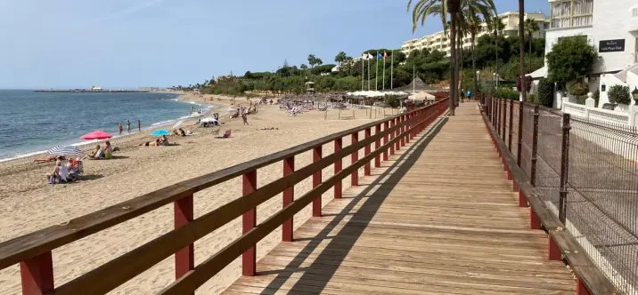 Sale of middle floor apartment in Calahonda 3