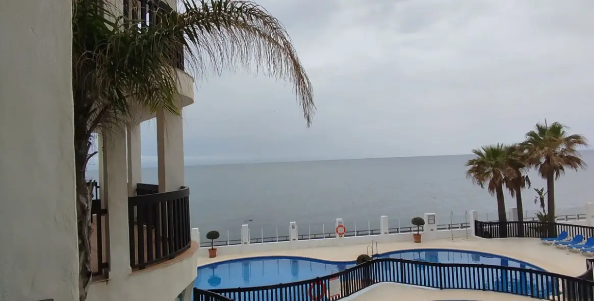 Sale of middle floor apartment in Calahonda 6