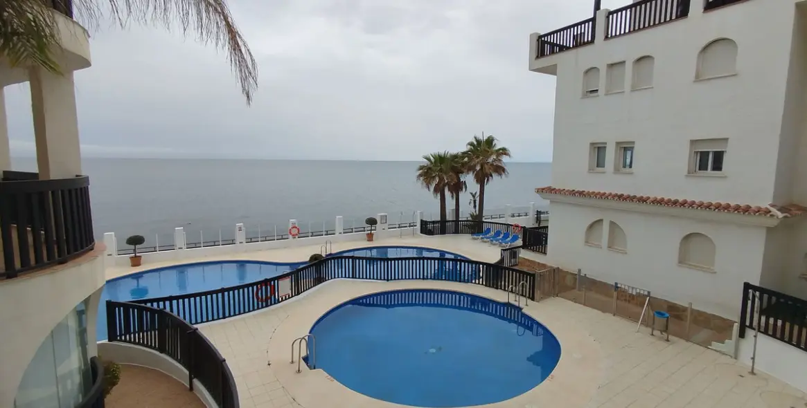 Sale of middle floor apartment in Calahonda 7