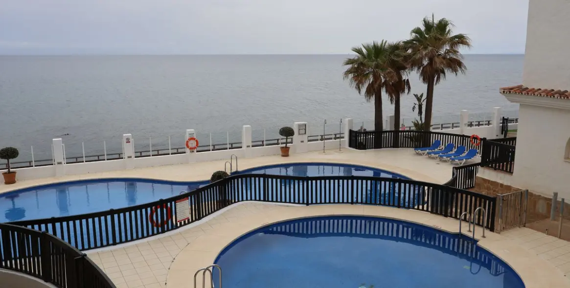 Sale of middle floor apartment in Calahonda 8