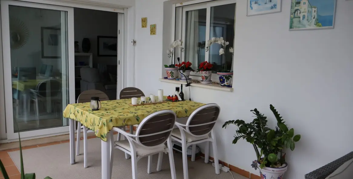 Sale of middle floor apartment in Calahonda 10