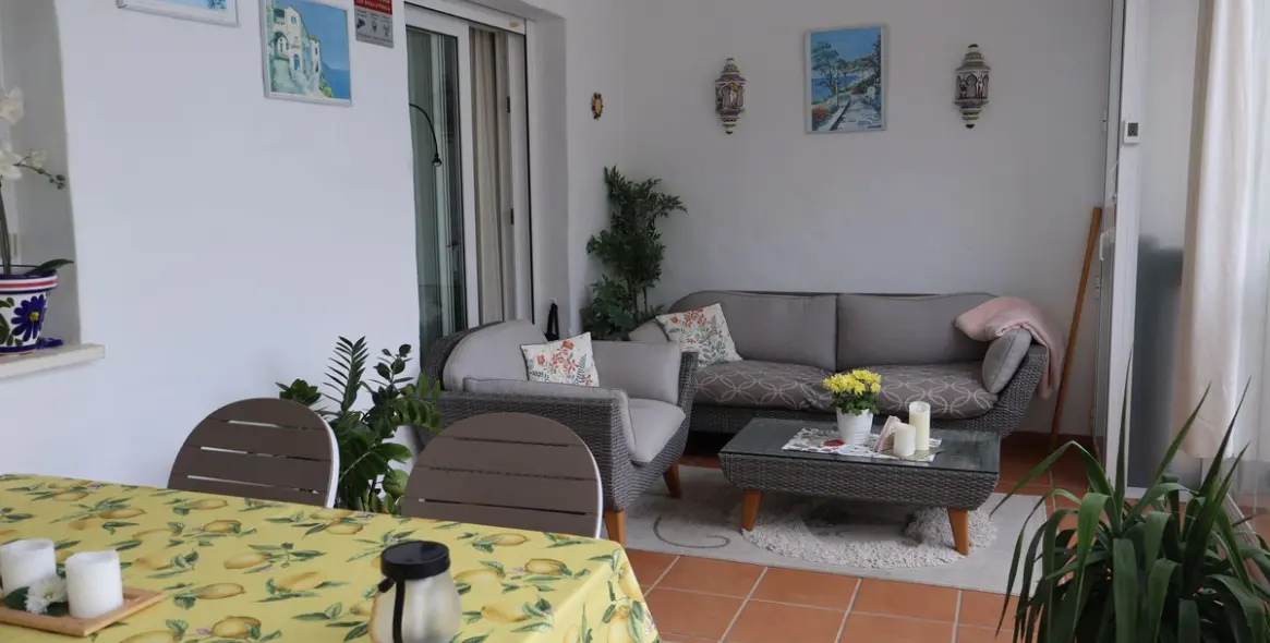 Sale of middle floor apartment in Calahonda 11
