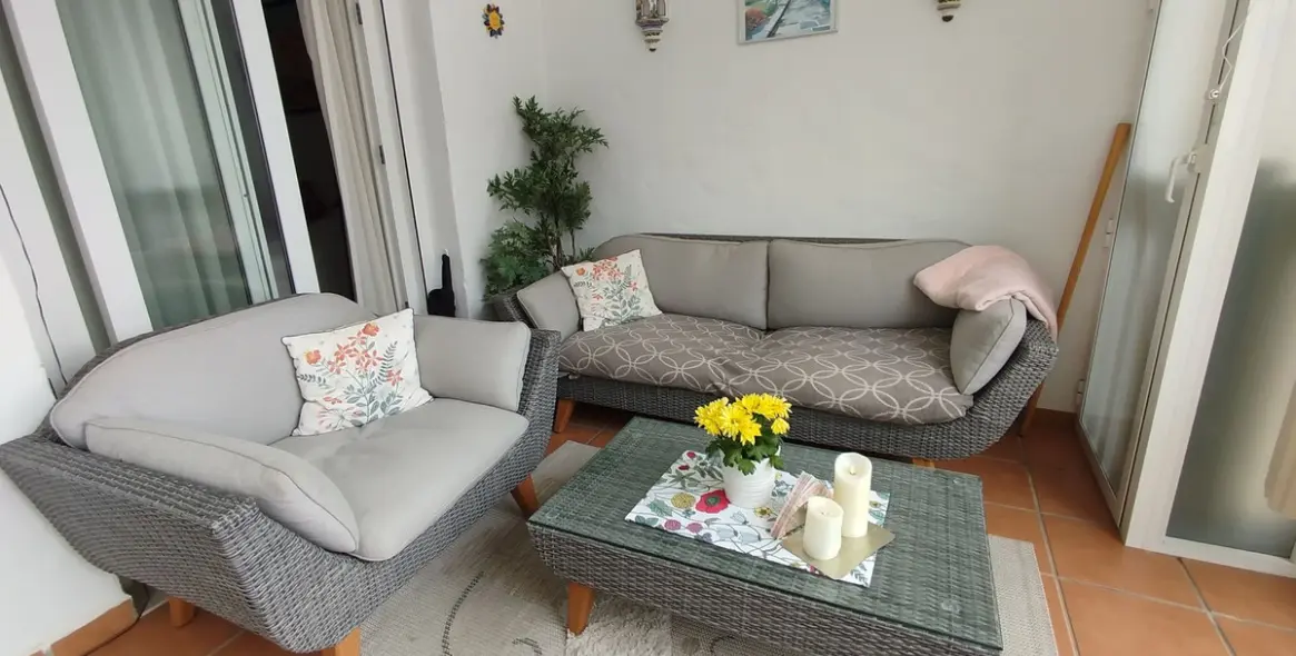 Sale of middle floor apartment in Calahonda 14
