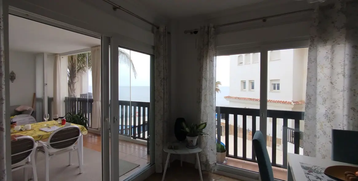 Sale of middle floor apartment in Calahonda 16