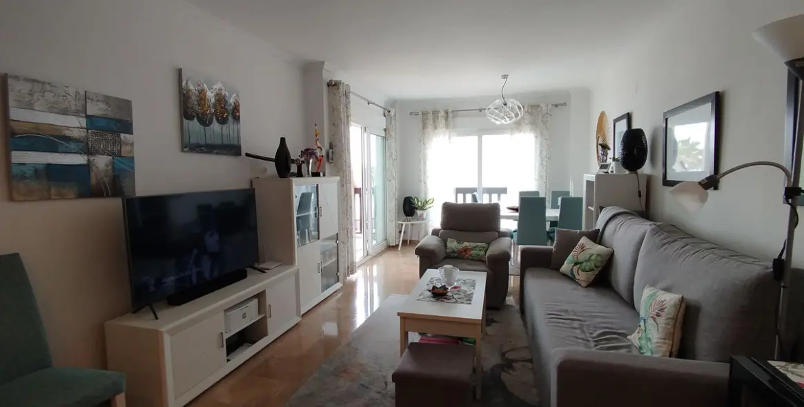 Sale of middle floor apartment in Calahonda 17
