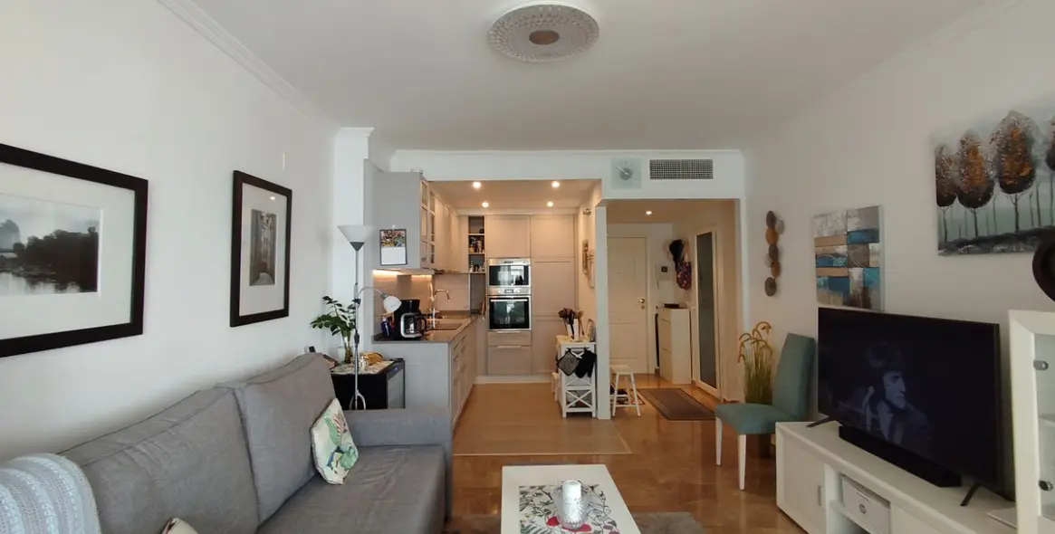 Sale of middle floor apartment in Calahonda 20