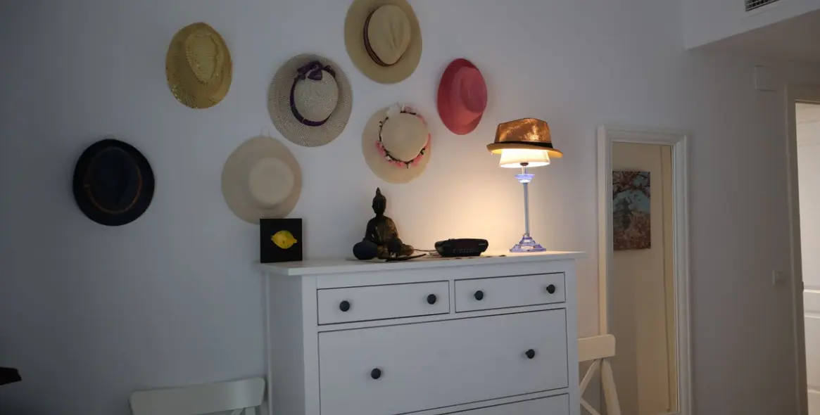 Sale of middle floor apartment in Calahonda 27