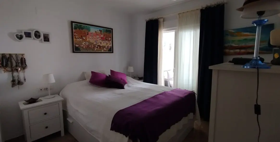 Sale of middle floor apartment in Calahonda 29