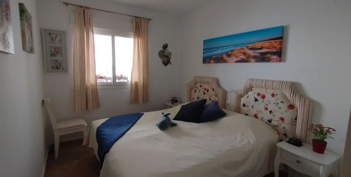 Sale of middle floor apartment in Calahonda 36