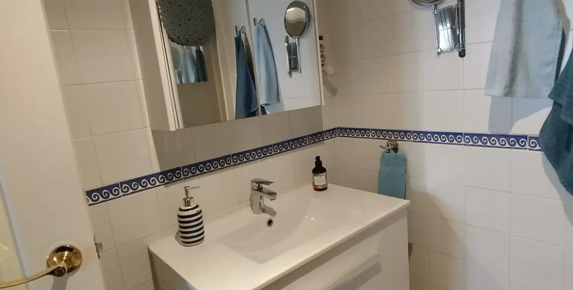 Sale of middle floor apartment in Calahonda 37