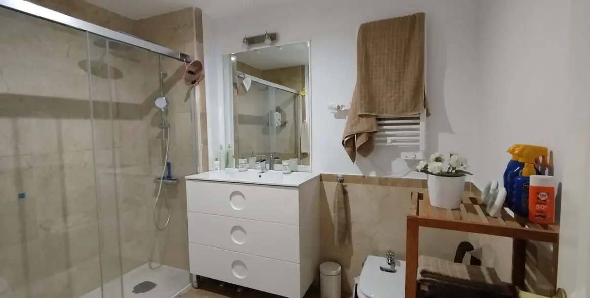 Sale of middle floor apartment in Calahonda 39