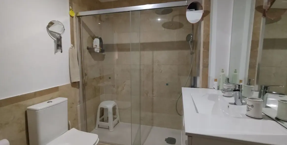 Sale of middle floor apartment in Calahonda 42