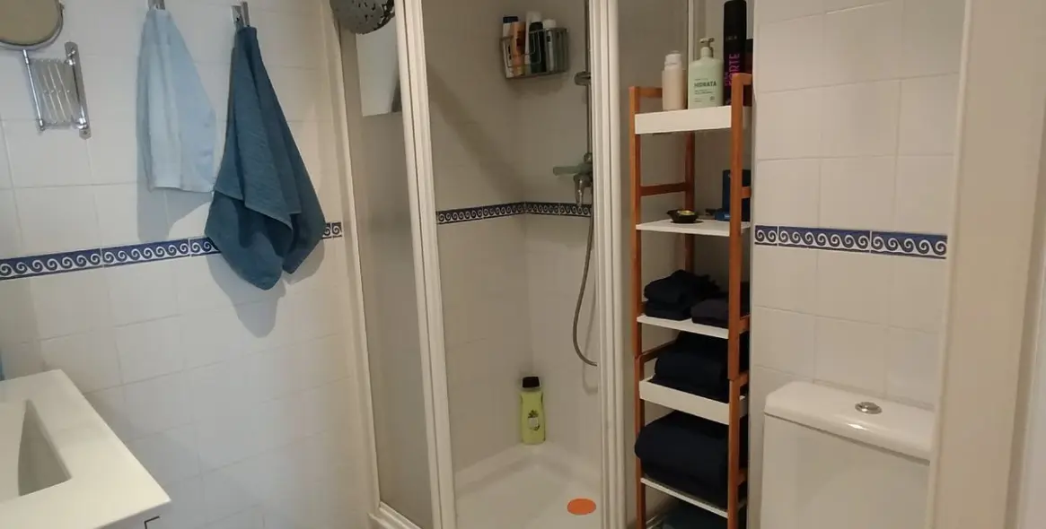 Sale of middle floor apartment in Calahonda 43