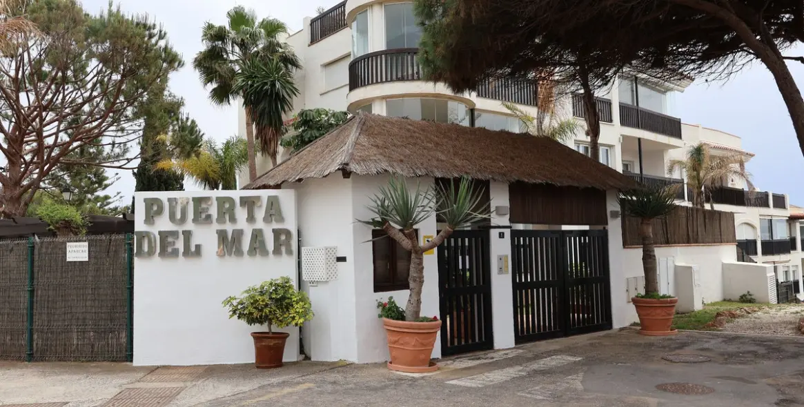 Sale of middle floor apartment in Calahonda 45