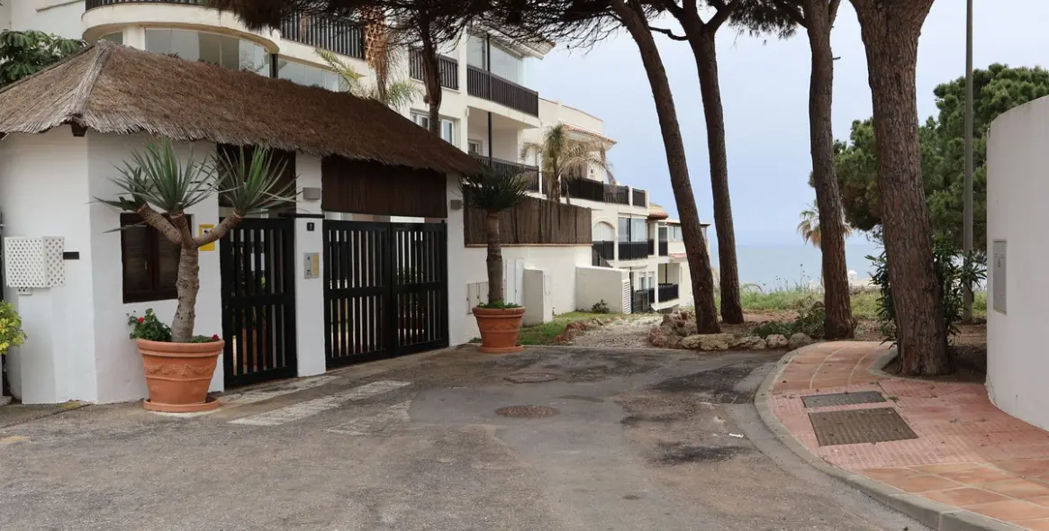 Sale of middle floor apartment in Calahonda 48