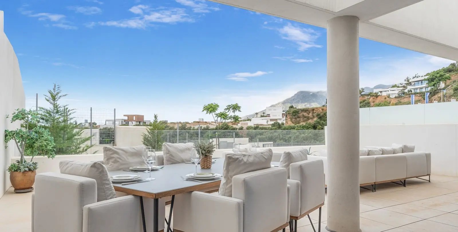 Продажа апартаментов на первом этаже в Altos de los Monteros 4