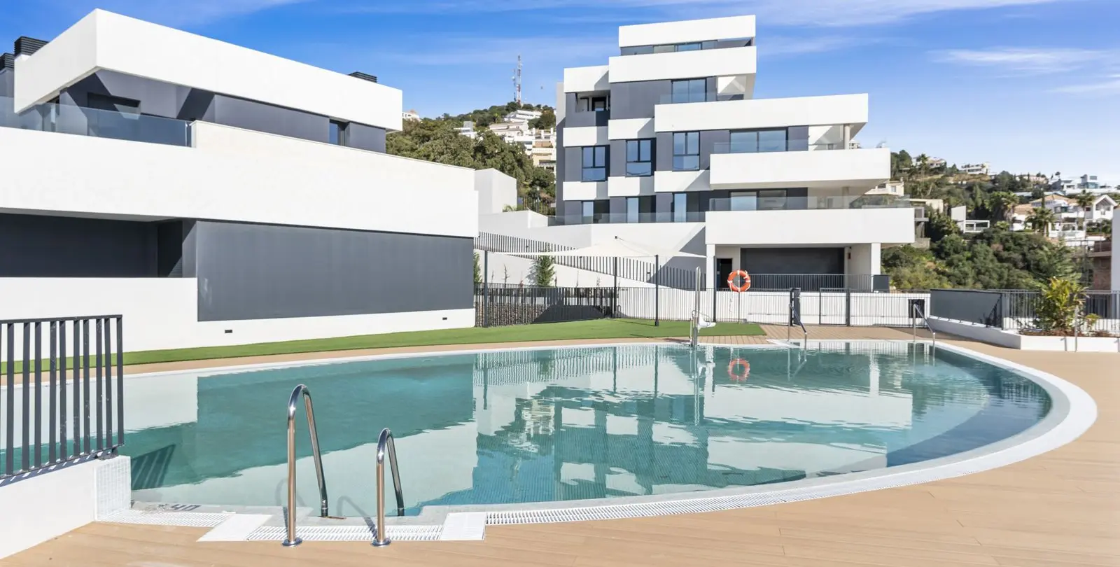 Продажа апартаментов на первом этаже в Altos de los Monteros 26