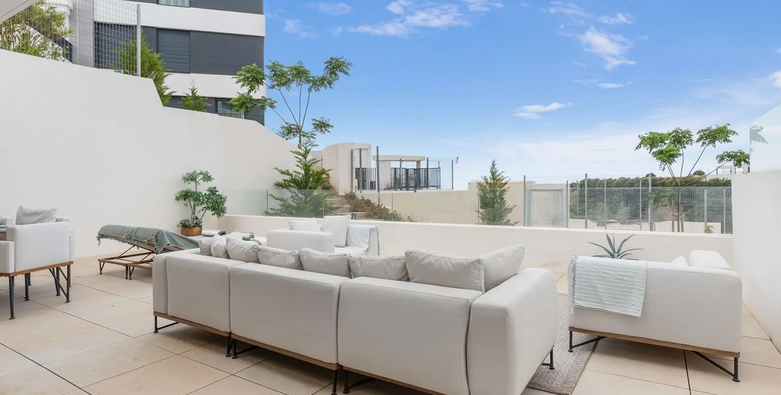 Продажа апартаментов на первом этаже в Altos de los Monteros 28